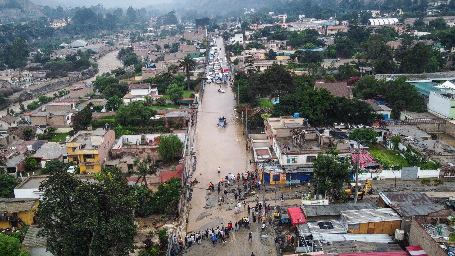 GOLPE. Lluvias provocaron la muerte de más de 50 personas y la destrucción de calles y viviendas.