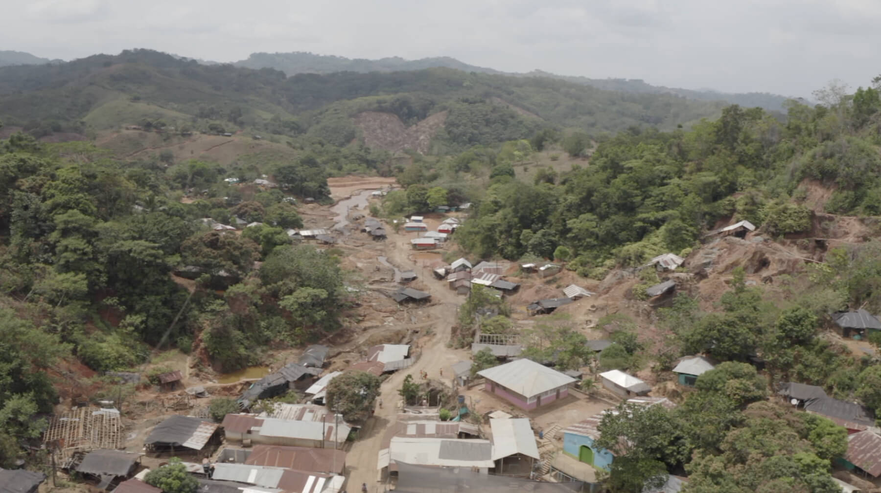 PANORAMA. Vista con dron del pueblo de El Alacrán y de la mina artesanal en Colombia.