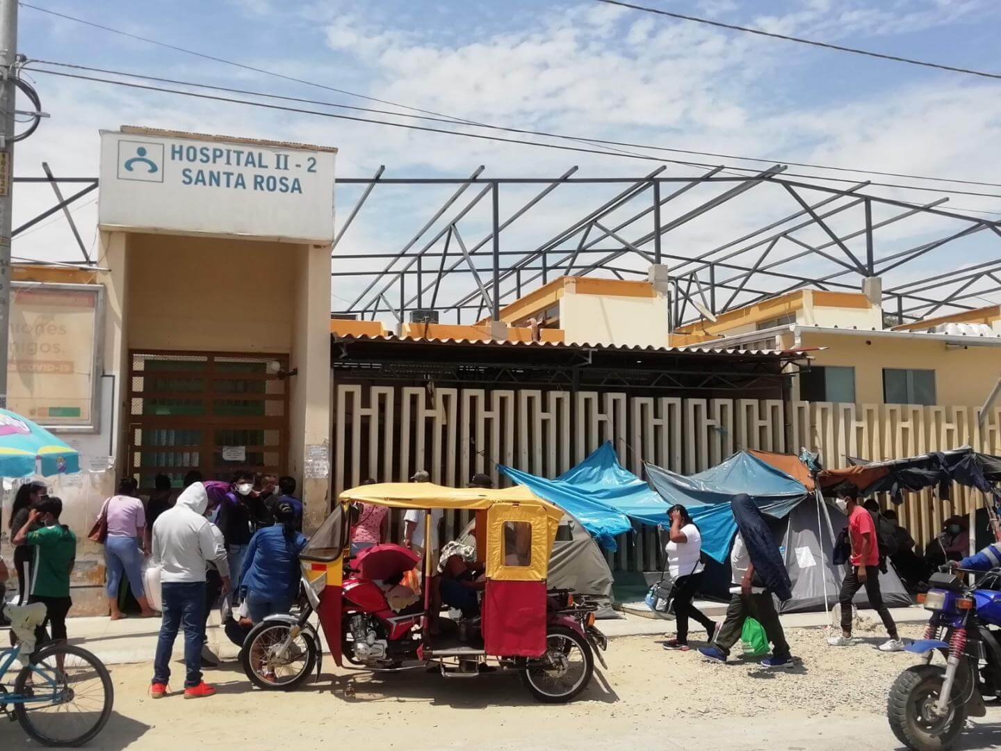 COLAPSO. La cantidad de pacientes con síntomas de dengue sobrepasó la capacidad del Hospital II-2 Santa Rosa, de Piura. Algunos de ellos fueron atendidos en exteriores.