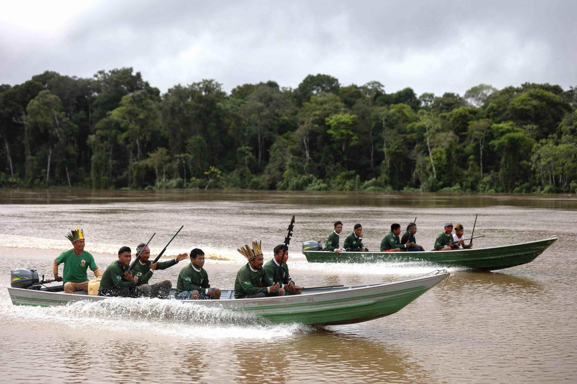 VIGILANCIA. El cacique Mauro Kanamari, con tocado (izquierda), lidera un grupo de Vigilancia territorial durante el monitoreo del lago Caxias