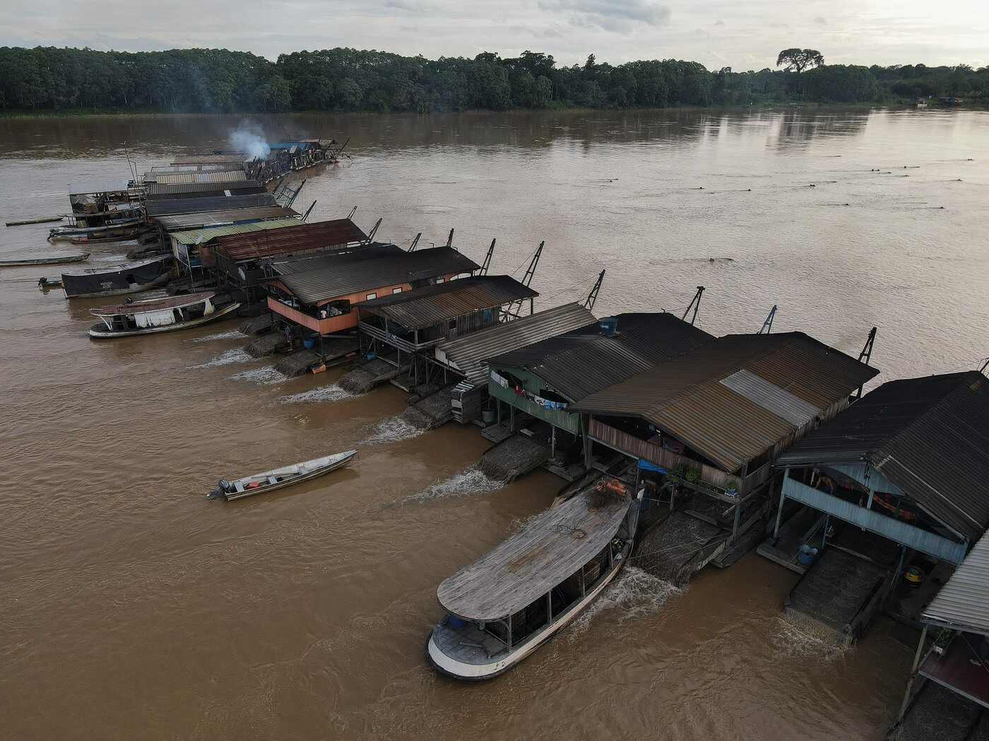 FLOTA. Unas 26 balsas de extracción ilegal de oro se encuentran activas en el río Madeira , cerca de la capital Porto Velho.