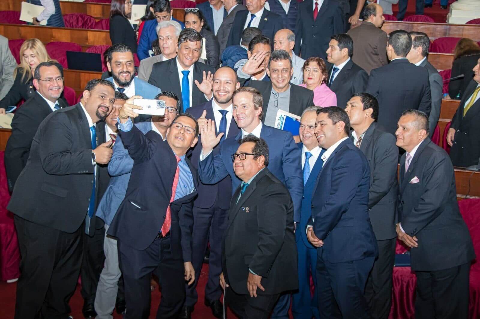 EN LIMA. El congresista Alejandro Muñante (Renovación Popular) organizó, con apoyo de la CIT Perú, una conferencia con el alcalde salvadoreño Gustavo Acevedo.