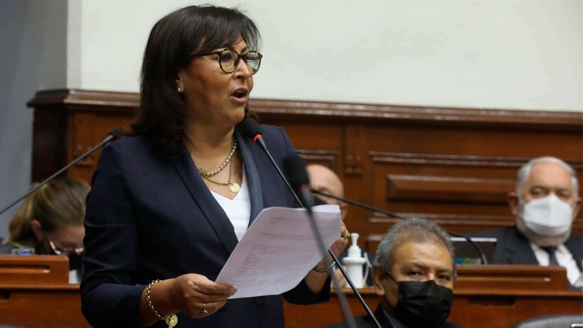 La parlamentaria dijo que una ley del 2007 estableció el uso del "les" en los documentos oficiales del Gobierno. Sin embargo, esto no es cierto. 