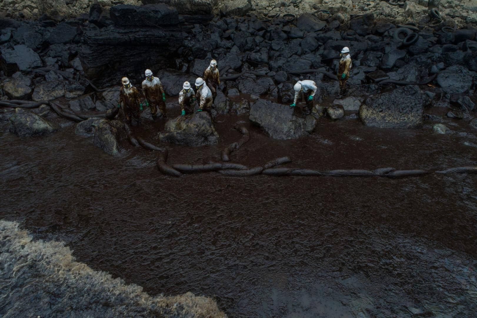 HISTÓRICO. Imagen que explica la gravedad del desastre que se produjo hace dos años en la costa y el mar de Ventanilla. 
