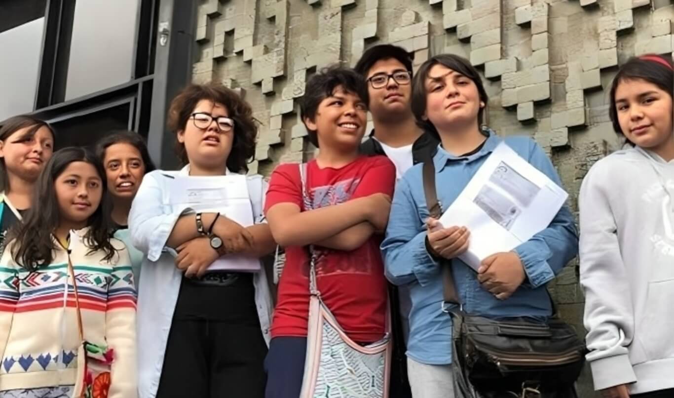 CRISIS CLIMÁTICA. Jóvenes demandantes fuera del Poder Judicial después de presentar su denuncia contra el Estado peruano, en 2019.