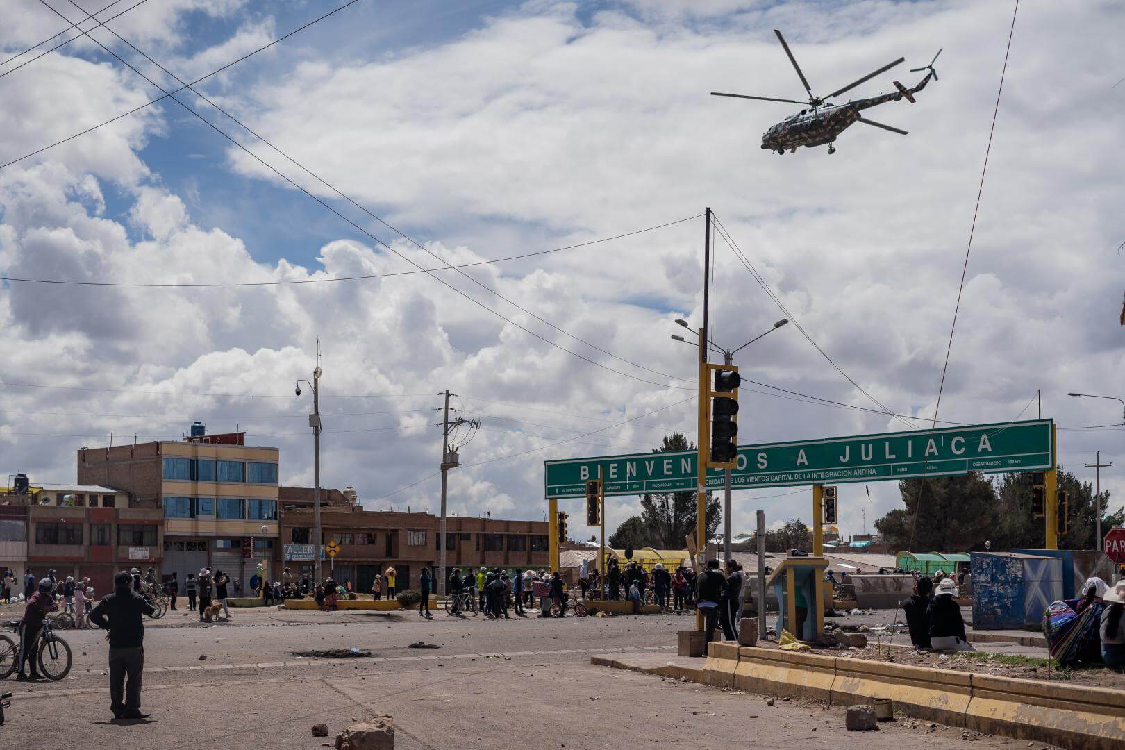 JULIACA. Las fuerzas del orden emplearon hasta un helicóptero contra los manifestantes, desde el cual lanzaron bombas lacrimógenas.