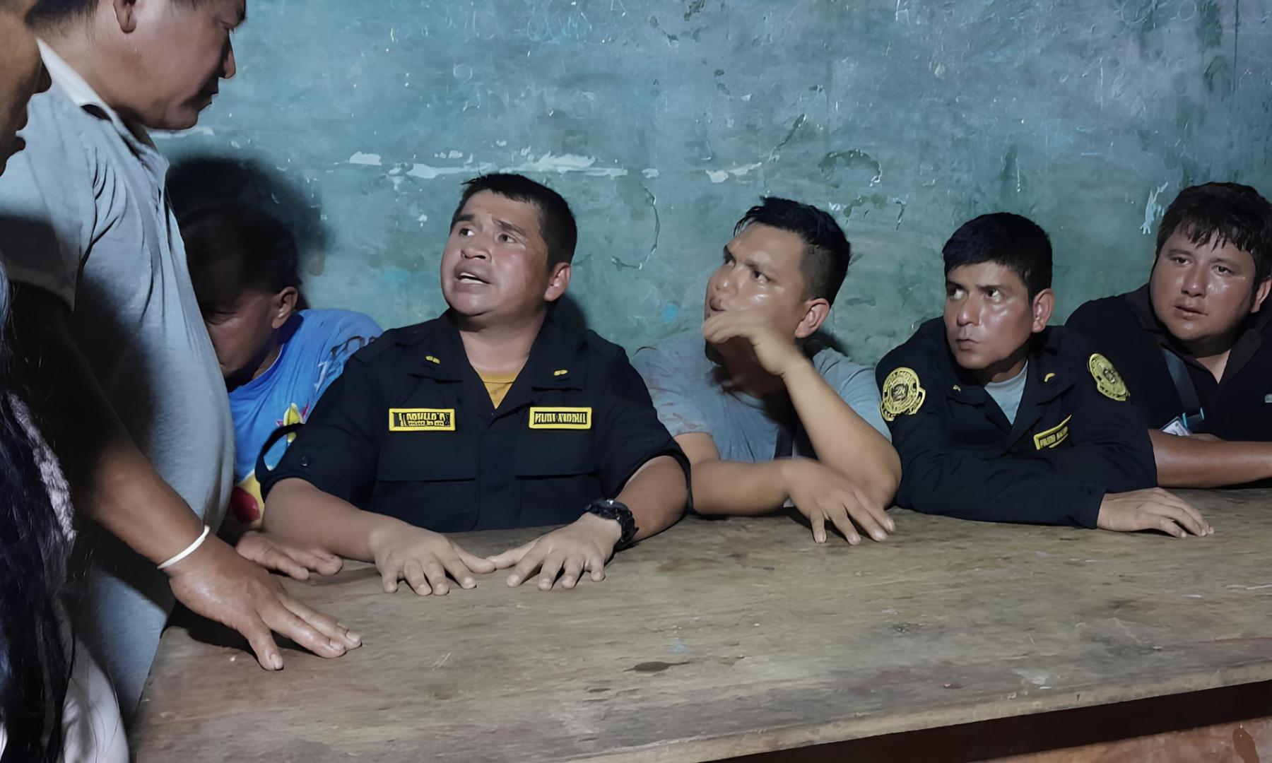 RETENIDOS. Policías resguardaban equipos para la minería ilegal. Permanecieron retenidos, junto con un grupo, casi seis días en Villa Gonzalo. 