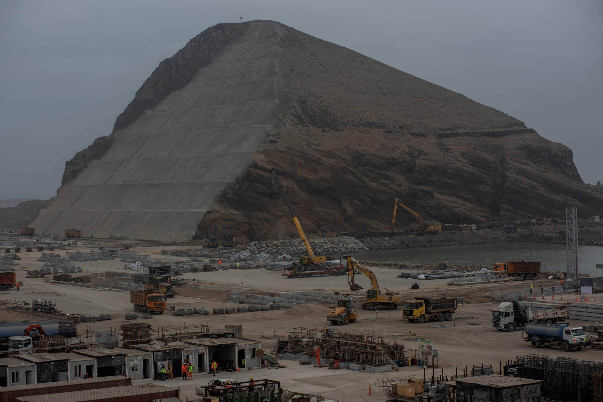IRREGULAR. En 2021, la APN otorgó la exclusividad de los servicios esenciales del puerto de Chancay a Cosco Shipping, a pesar de que no estaba facultada para hacerlo.
