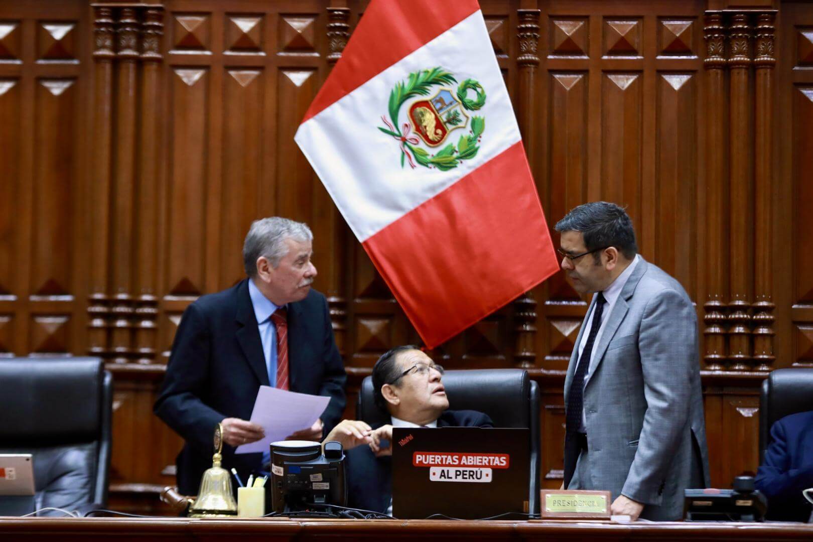 DE MADRUGADA. Fernando Rospigliosi, de Fuerza Popular; Eduardo Salhuana, presidente del Congreso, y de APP, y el oficial mayor Giovanni Forno.