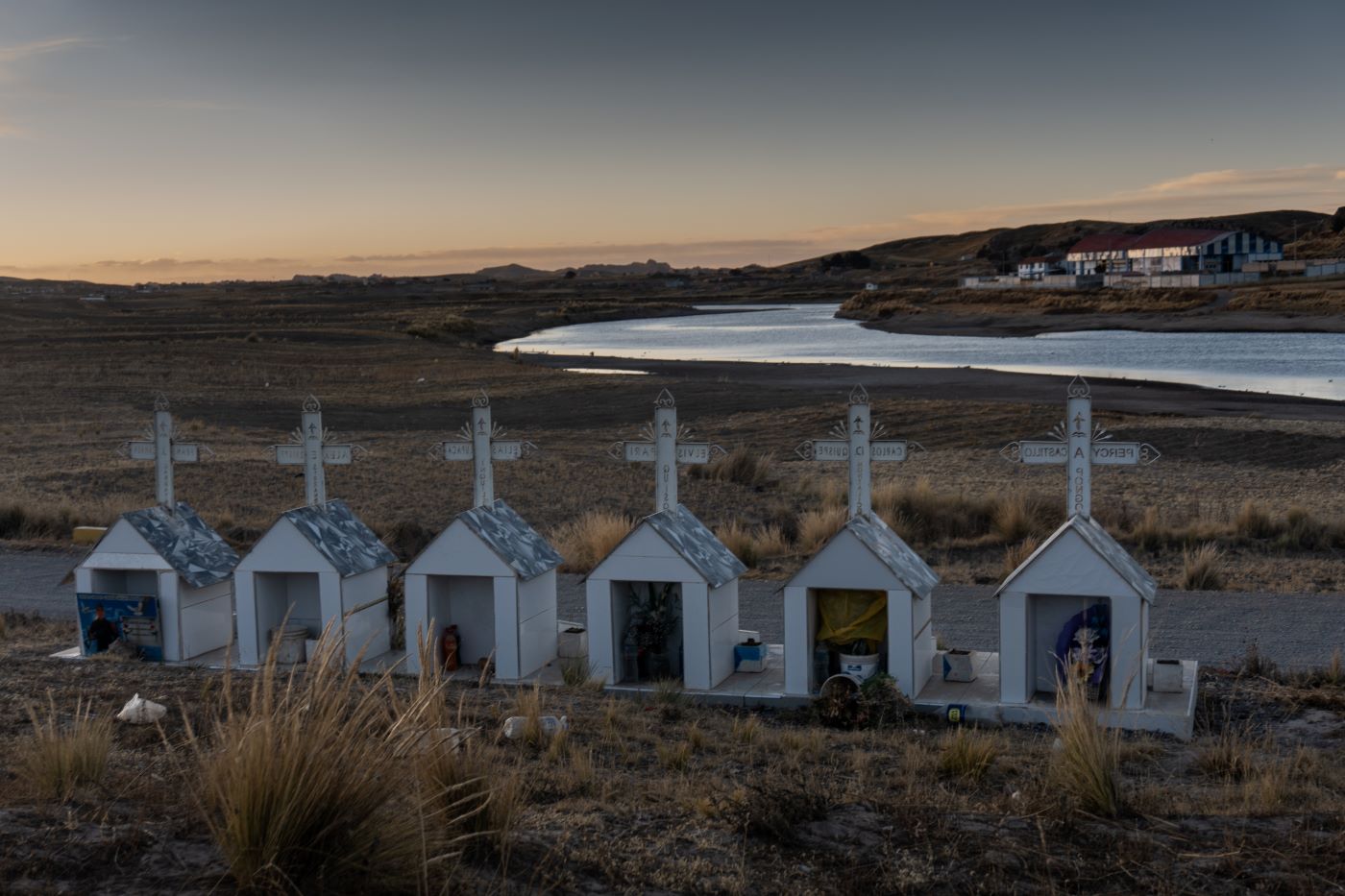 MEMORIA. En el lugar en el que murieron los soldados, seis cruces fueron puestas, con sus nombres, fotos y una placa del Ejército. Al fondo, el río Ilave y el camal de la ciudad.