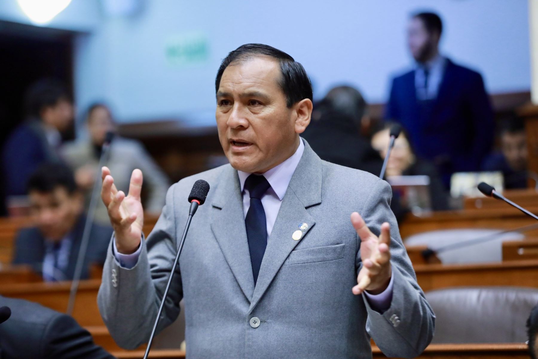 El reglamento del Congreso y especialistas consultados desmienten al congresista Flavio Cruz, vocero de la bancada de Perú Libre. 