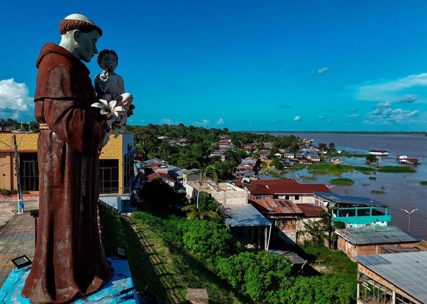 On the banks of the Içá River, the Amazonian municipality of Santo Antônio do Içá, near Brazil’s border with Colombia, sits along a route used to traffic drugs and illegal gold.