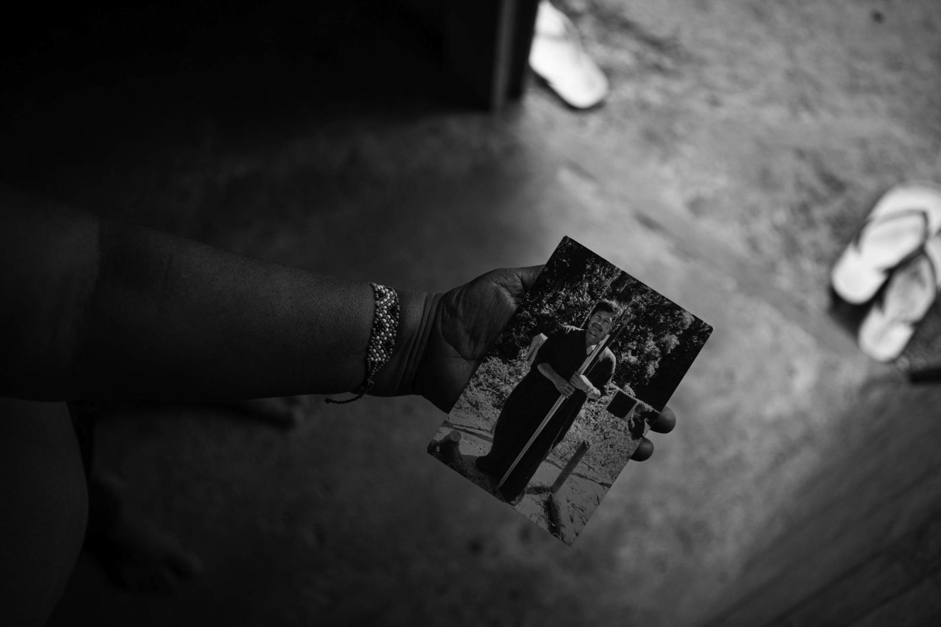 RETRATO DE FAMILIA. Ergilia Rengifo sostiene una foto de su marido, Jorge Ríos, líder ashéninka de Saweto asesinado por las mafias de tala ilegal, en 2014.