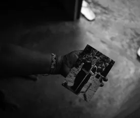 RETRATO DE FAMILIA. Ergilia Rengifo sostiene una foto de su marido, Jorge Ríos, líder ashéninka de Saweto asesinado por las mafias de tala ilegal, en 2014.