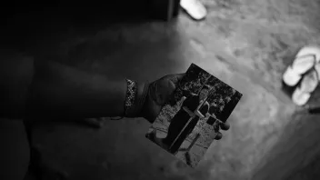 RETRATO DE FAMILIA. Ergilia Rengifo sostiene una foto de su marido, Jorge Ríos, líder ashéninka de Saweto asesinado por las mafias de tala ilegal, en 2014.