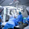 COSTOSO. El sistema público promueve un robot quirúrgico millonario sin evidencia clara de que supere a la cirugía convencional.