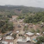 PANORAMA. Vista con dron del pueblo de El Alacrán y de la mina artesanal en Colombia.