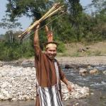 RECONOCIDO. El líder asháninka con un gesto de victoria, el compromiso con la defensa de su pueblo es algo que destacan todos los que lo conocieron.