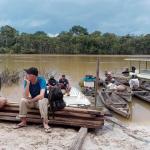 ÚLTIMA FOTO. Dom Phillips, de gorra negra, en una imagen recuperada del celular de Bruno Pereira cuatro meses después de que fueran asesinados.