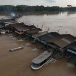 FLOTA. Unas 26 balsas de extracción ilegal de oro se encuentran activas en el río Madeira , cerca de la capital Porto Velho.