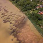 La sequía en la Amazonía hace que los bordes de los ríos retrocedan y dejen ver playa.