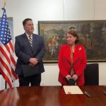 DEVOLUCIÓN. Autoridades de EE. UU. en ceremonia para entregar las obras a la cónsul del Perú en Nueva York.