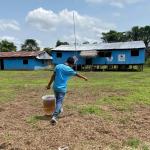 DERECHO. Los alumnos de la escuela N° 60117, del centro poblado Lupuna II Zona, en Loreto, recogen agua de lluvia o de una quebrada que se abastece del río Amazonas.