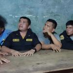 RETENIDOS. Policías resguardaban equipos para la minería ilegal. Permanecieron retenidos, junto con un grupo, casi seis días en Villa Gonzalo. 