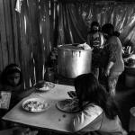 MENOS RACIONES. En todo el país, las personas destinan menos dinero a comprar los alimentos que comen en sus hogares.