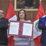 NORMA. Dina Boluarte promulgó la ley APCI en abril junto al primer ministro Gustavo Adrianzén y al canciller Elmer Schialer.