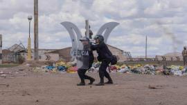 EMERGENCIA. Diversas imágenes muestran a las fuerzas del orden disparar contra el cuerpo.