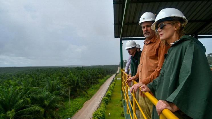 REUNIÓN. La embajadora estadounidense en Perú, Lisa Kenna, decidió visitar las instalaciones de Ocho Sur, empresa relacionada a una carpeta fiscal por deforestación.