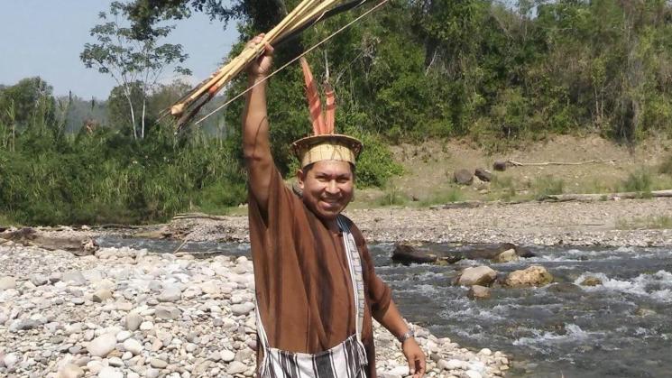 RECONOCIDO. El líder asháninka con un gesto de victoria, el compromiso con la defensa de su pueblo es algo que destacan todos los que lo conocieron.