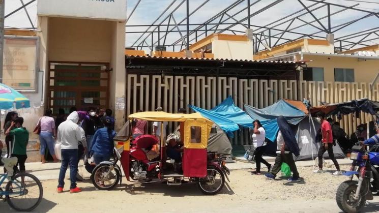 COLAPSO. La cantidad de pacientes con síntomas de dengue sobrepasó la capacidad del Hospital II-2 Santa Rosa, de Piura. Algunos de ellos fueron atendidos en exteriores.