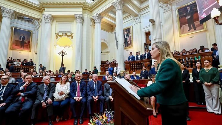 HOMENAJEADA. La congresista Alva Prieto fue condecorada con una medalla de honor. Además, se develó un retrato suyo en la galería de expresidentes del Legislativo.