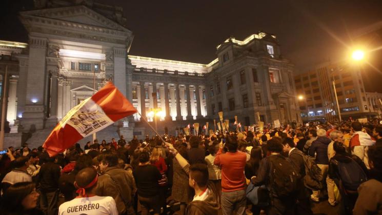 El derecho a la protesta, a pesar de no estar expresamente comprendido en la Constitución, está reconocido por el TC como un derecho fundamental.