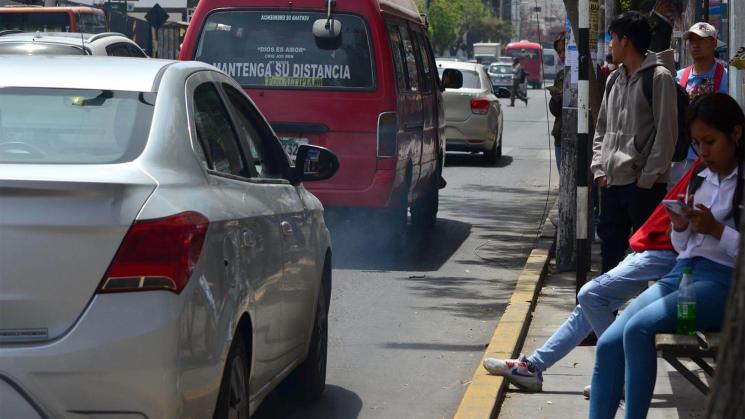 CONTAMINACIÓN. Vehículos son la principal fuente de emisión de material particulado, que daña la salud. 