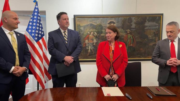 DEVOLUCIÓN. Autoridades de EE. UU. en ceremonia para entregar las obras a la cónsul del Perú en Nueva York.