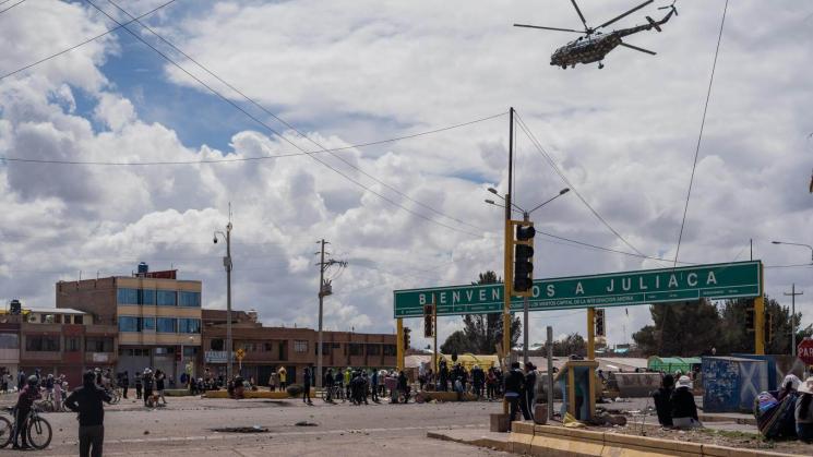 JULIACA. Las fuerzas del orden emplearon hasta un helicóptero contra los manifestantes, desde el cual lanzaron bombas lacrimógenas.
