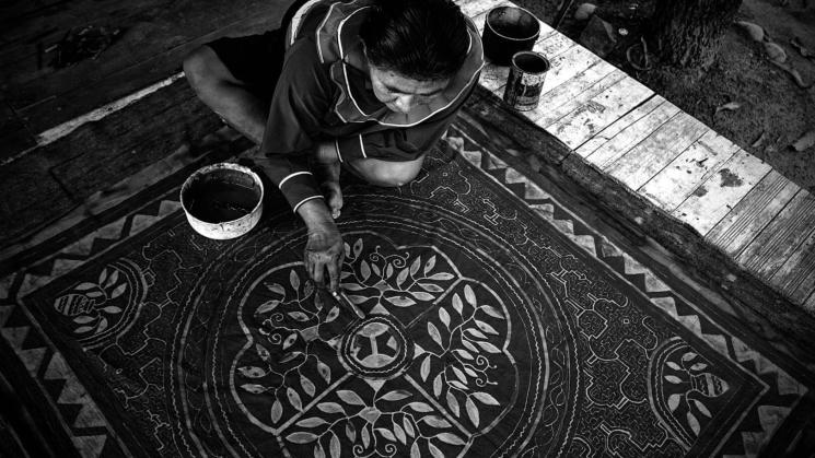 ASIMETRÍA. Aunque las marcas de moda destacan el aporte artesanal como su propuesta de valor, a los artesanos se les piden que trabajen bajo la visión del diseñador.