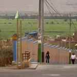 Valle de Tambo. Las banderas verdes son una forma de mostrar rechazo al proyecto. 