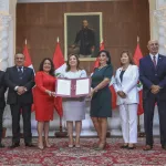 ALLIANCE. Dina Boluarte, her ministers and the head of the APCI, together with congressmen from Keiko Fujimori's and César Acuña's parties.