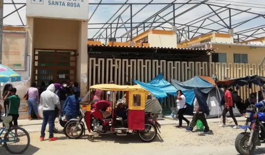 COLAPSO. La cantidad de pacientes con síntomas de dengue sobrepasó la capacidad del Hospital II-2 Santa Rosa, de Piura. Algunos de ellos fueron atendidos en exteriores.