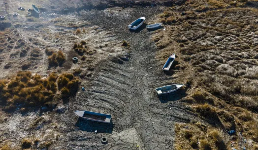 RETROCESO. En algunas partes del Titicaca el nivel del agua ha retrocedido tanto que ha dejado botes varados en medio del fondo seco y agrietado del lago.