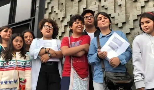 CRISIS CLIMÁTICA. Jóvenes demandantes fuera del Poder Judicial después de presentar su denuncia contra el Estado peruano, en 2019.
