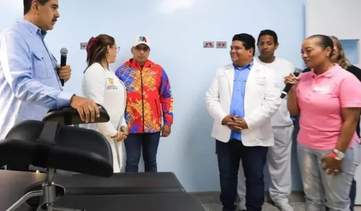 RÉGIMEN. Nicolás Maduro, Pedro Tellechea (de casaca roja y amarilla), quien llegó a ser ministro de Petróleo, y la pastora evangélica Mildres Mata, con el micrófono en mano.