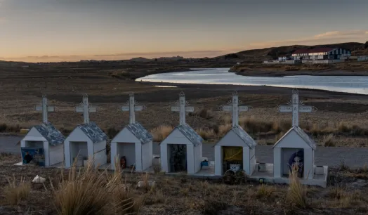 MEMORIA. En el lugar en el que murieron los soldados, seis cruces fueron puestas, con sus nombres, fotos y una placa del Ejército. Al fondo, el río Ilave y el camal de la ciudad.