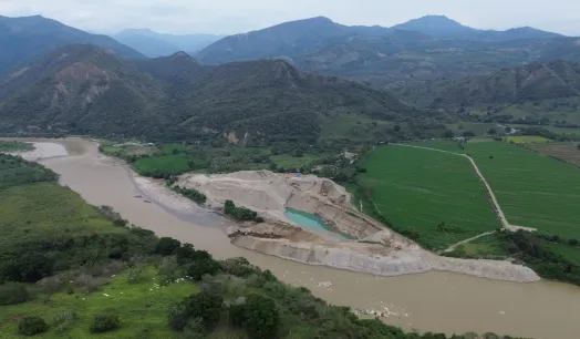 INTERVENCIÓN. El cauce natural del río Chinchipe, que desciende desde los Andes ecuatorianos y atraviesa la provincia de San Ignacio, ha sido gravemente alterado por la búsqueda ilegal de oro.