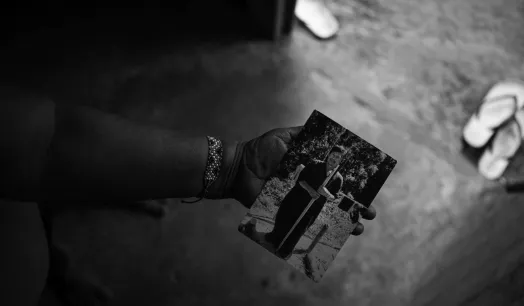 RETRATO DE FAMILIA. Ergilia Rengifo sostiene una foto de su marido, Jorge Ríos, líder ashéninka de Saweto asesinado por las mafias de tala ilegal, en 2014.