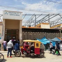COLAPSO. La cantidad de pacientes con síntomas de dengue sobrepasó la capacidad del Hospital II-2 Santa Rosa, de Piura. Algunos de ellos fueron atendidos en exteriores.